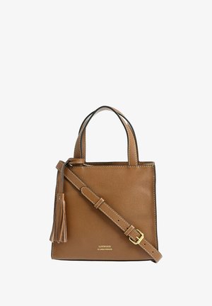Sac en cuir marron avec deux poignées courtes et une bandoulière amovible, présentant un accent en gland et des détails de couture contrastés.