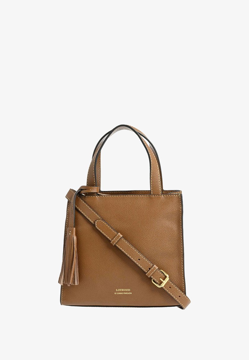 Sac en cuir marron avec deux poignées courtes et une bandoulière amovible, présentant un accent en gland et des détails de couture contrastés.