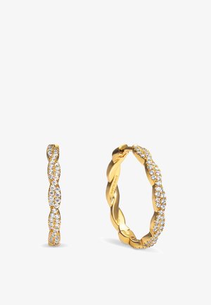 Orecchini a cerchio in oro con un design intrecciato, una fila di piccole pietre trasparenti lungo un bordo e una finitura liscia sull'altro lato.