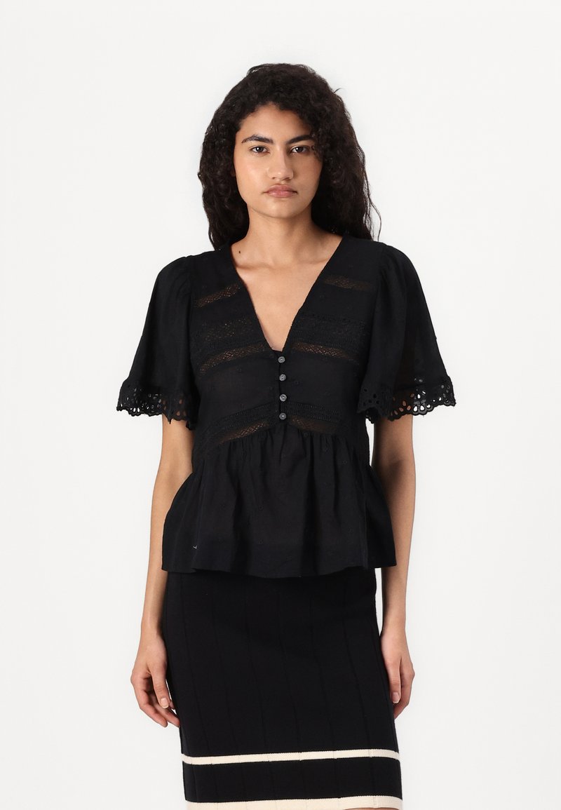 Svart peplum-bluse med korte pufferm, med dyp V-hals og intrikate spissdetaljer. Frontlukking med knapper og myk tekstur.