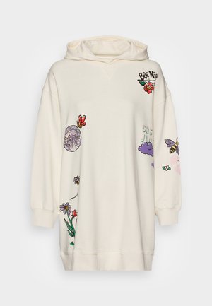 Roomkleurige hoodie-jurk met kleurrijke prints van bloemen, bijen, vlinders en de tekst "Bee Nice" op de voorkant en mouwen.