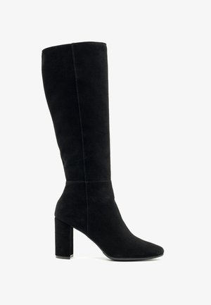 Czarne zamszowe kozaki do kolan z kwadratowym noskiem, blokowym obcasem i minimalistycznym designem. Posiadają pojedynczy szew z przodu.