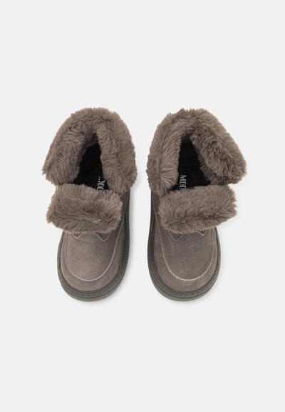 Bottines en daim gris avec un col et une doublure en fausse fourrure douce. Semelle en caoutchouc avec des détails de couture décoratifs le long des bords.