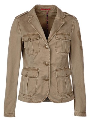 Chaqueta beige de estilo militar con cuatro bolsillos de solapa con botones, botones metálicos en la parte delantera, cuello con muesca y mangas largas.