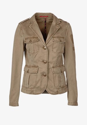 Chaqueta beige de estilo militar con cuatro bolsillos de solapa con botones, botones metálicos en la parte delantera, cuello con muesca y mangas largas.