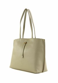 Sac fourre-tout en cuir texturé vert clair, doté de deux longues anses, d'un simple fermoir doré et d'un design spacieux sans motifs visibles.