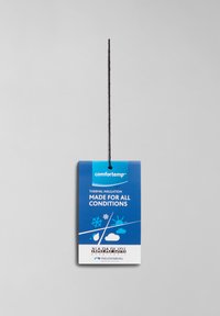Blauwe producttag van karton, met afbeeldingen van sneeuwvlokken, een zon en wolken, en de tekst "comfortemp™" en "gemaakt voor alle weersomstandigheden".