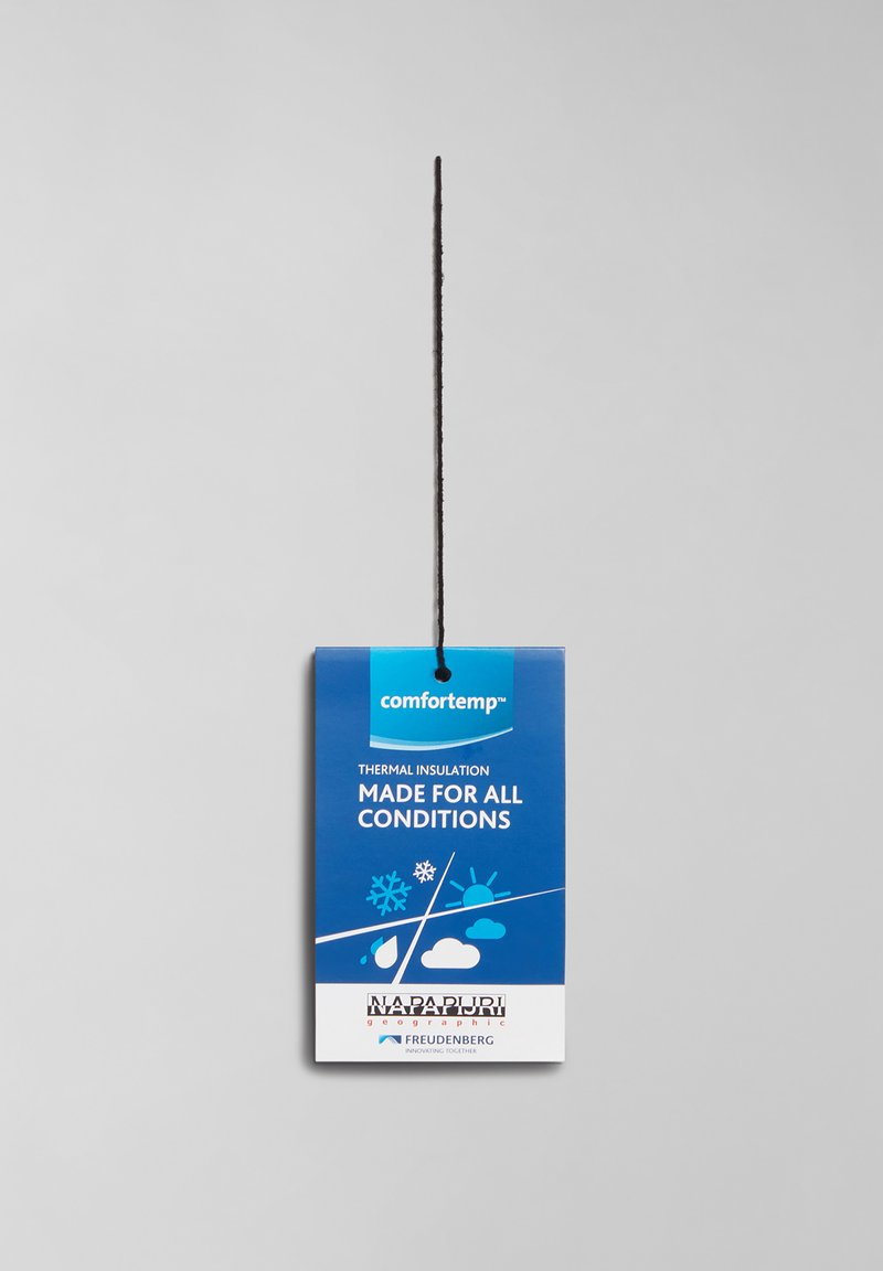 Niebieska metka produktowa wykonana z tektury, zawiera grafiki płatków śniegu, słońca i chmur, z tekstem "comfortemp™" oraz "stworzony do wszystkich warunków".