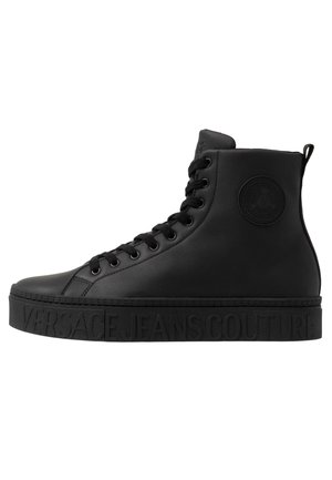 Baskets montantes noires avec semelle épaisse, lacets et logo embossé Versace Jeans Couture sur le côté et la semelle.