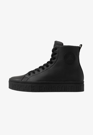 Czarny sneaker za kostkę z grubą podeszwą, sznurowadłami i wytłoczonym logo Versace Jeans Couture po boku i na podeszwie.