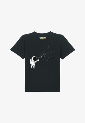 Zwarte T-shirt met korte mouwen met een illustratie van een witte astronaut die fonkels spuit, ontworpen met een ronde hals en een standaard pasvorm.
