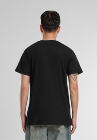 Mister Tee HALF FACE - T-shirts print - black