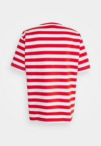 T-shirt à manches courtes et col rond avec des rayures horizontales rouges et blanches, vu de dos sur un fond blanc uni.