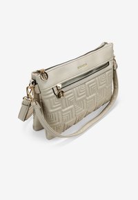 Bolso de mano de cuero beige con patrón geométrico en relieve, compartimentos dobles con cremallera, acentos en tono dorado y correa de hombro desmontable.