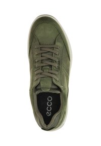Sneaker verde in suede con accenti in mesh, punta rotonda, chiusura con lacci e suola piatta in gomma. Presenta dettagli perforati sui lati.