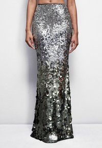 Jupe de soirée sequins en dégradé argent et noir, dotée de grandes paillettes rondes. Silhouette ajustée avec une coupe longue jusqu'au sol.