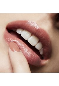 MAC MONOCHROME LIPGLASS - Brillo de labios - best teddy