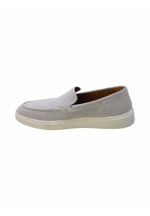 Scarpa casual slip-on in suede grigio chiaro con suola in gomma bianca, tacco basso e punta arrotondata, mostrata di lato su sfondo bianco.