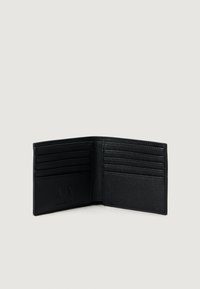 Billetera bifold negra texturizada abierta, mostrando múltiples ranuras para tarjetas y el logo embossado "A|X" en el lado izquierdo.