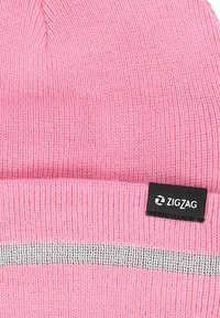 Roze gebreide beanie met een omgeslagen rand, voorzien van een horizontale zilveren strook en een klein zwart logo-label met de tekst "ZIGZAG."