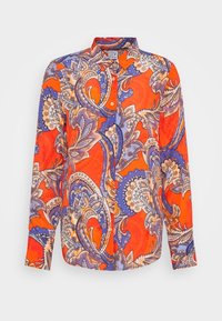 Långärmad blus i lätt tyg med ett livligt mönster i röd, lila och krämfärgad paisley. Klassisk krage och knappstängning.