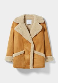 Béžová umělá kožíšková bunda s velkým límcem, zapínáním na knoflíky vpředu a kožešinovým lemem na kapsách a manžetách, která nabízí měkkou texturu.