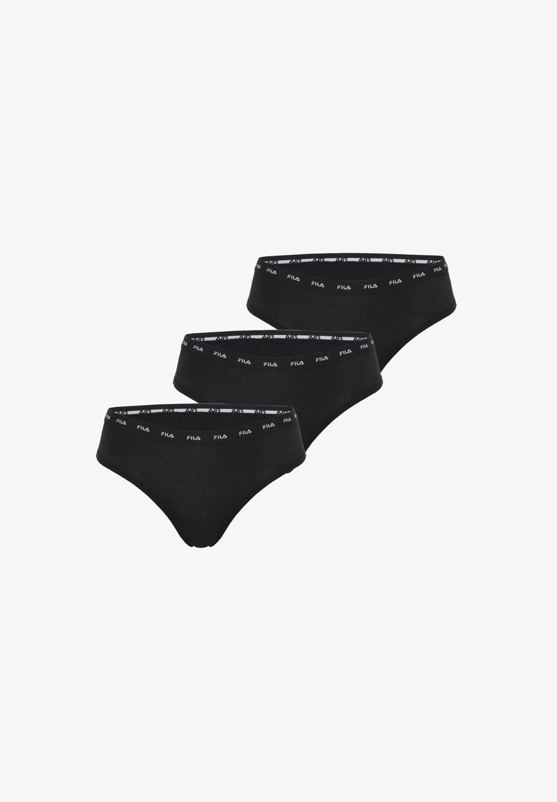 Trois slips noirs avec le logo FILA sur les ceintures élastiques, disposés en formation décalée sur fond blanc.