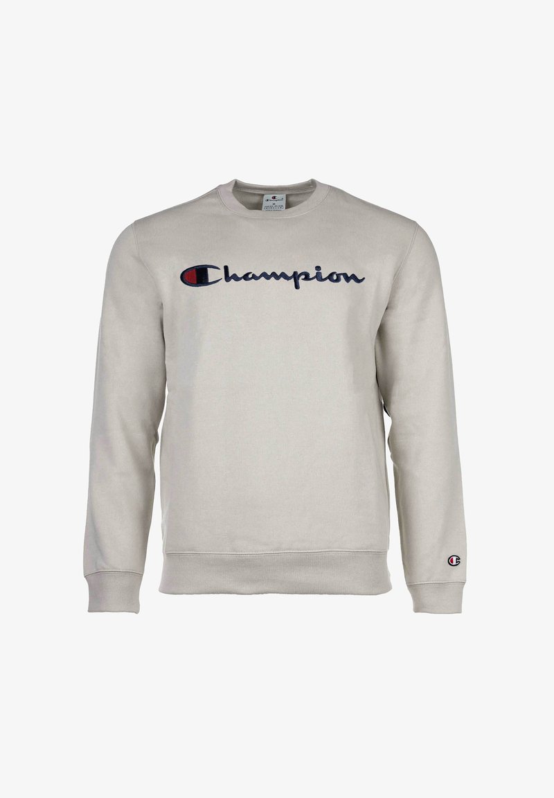 Sudadera gris claro fabricada en una mezcla de algodón, con un logo en marino "Champion" en el pecho y un pequeño parche con el logo en la manga izquierda.