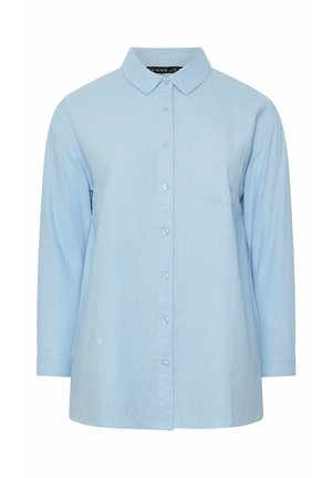 Lyseblå langærmet skjorte med knapper, krave og enkelt brystlomme, vist på en ensformig hvid baggrund.