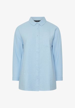 Lyseblå langærmet skjorte med knapper, krave og enkelt brystlomme, vist på en ensformig hvid baggrund.