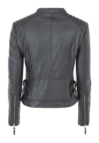 Zwarte leren motorjack met een gequilt ontwerp op de schouders, ritssluitingen aan de mouwen en zijgespen voor een verstelbare pasvorm.