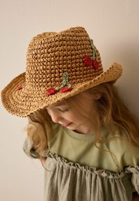 Chapeau de cowboy en paille avec broderie de cerises rouges et de feuilles vertes, doté d'un large bord et d'une finition tissée texturée.