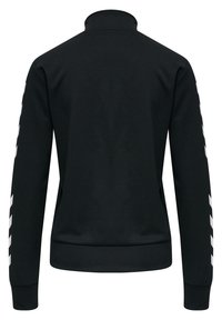 Czarna kurtka treningowa z wysokim kołnierzem, długimi rękawami i białymi ukośnymi paskami na rękawach. Gładki materiał, dopasowany krój.