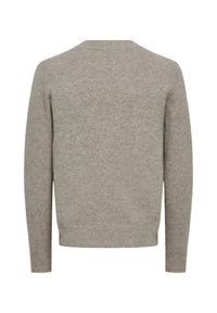 Grauer Strickpullover mit Rundhalsausschnitt, langen Ärmeln, gerippten Bündchen und Saum, weichem Textil und nahtlosem Rückendesign.
