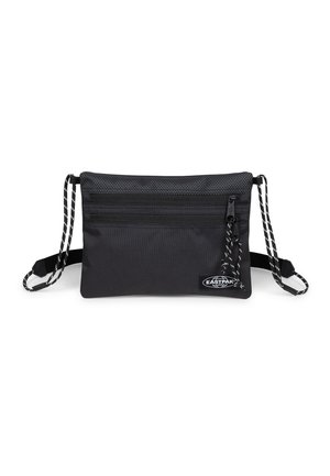 Schwarze Eastpak Crossbody-Tasche mit zwei Reißverschlussfächern und verstellbaren schwarz-weiß gestreiften Riemen.