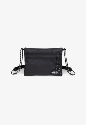 Schwarze Eastpak Crossbody-Tasche mit zwei Reißverschlussfächern und verstellbaren schwarz-weiß gestreiften Riemen.