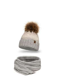 Bonnet d'hiver tricoté avec un pompon en fausse fourrure marron, couleur crème, et une écharpe côtelée grise assortie avec une finition texturée.