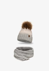 Gorro de punto para invierno con un pompón de piel sintética marrón, color crema, y una bufanda de canalé gris a juego con un acabado texturizado.