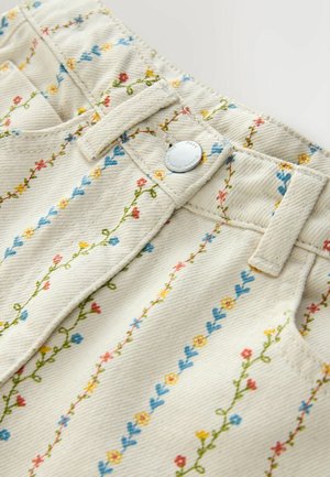 Bavlněné kalhoty s květinovým vzorem v krémové barvě, zdobené barevnou výšivkou malých květů, s páskem a zapínáním na kovový knoflík.