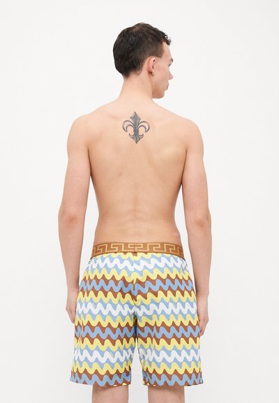 Herrsim shorts med ett flerfärgat vågmönster i blått, gult och brunt. Brun midja med geometrisk design.