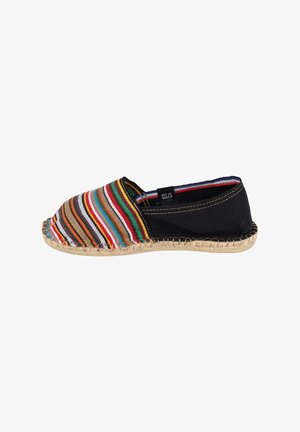 Espadrille rayée avec tige en textile multicolore, accents en toile noire et semelle en jute tressé, offrant un design plat et décontracté.