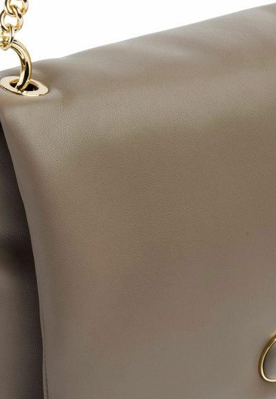 Borsa in pelle di un taupe chiaro con una texture liscia, caratterizzata da una maniglia a catena in tono oro e un accento con logo sul davanti.