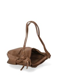 Borsa a tracolla in pelle marrone con finitura testurizzata, doppie cinghie per spalla, compartimento con zip e fodera interna in tessuto.
