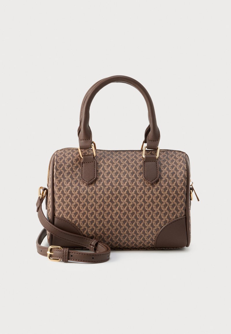 Sac à main marron à motifs en matière similicuir, avec deux poignées supérieures et une bandoulière amovible. Garnitures en métal doré. Fermeture éclair.