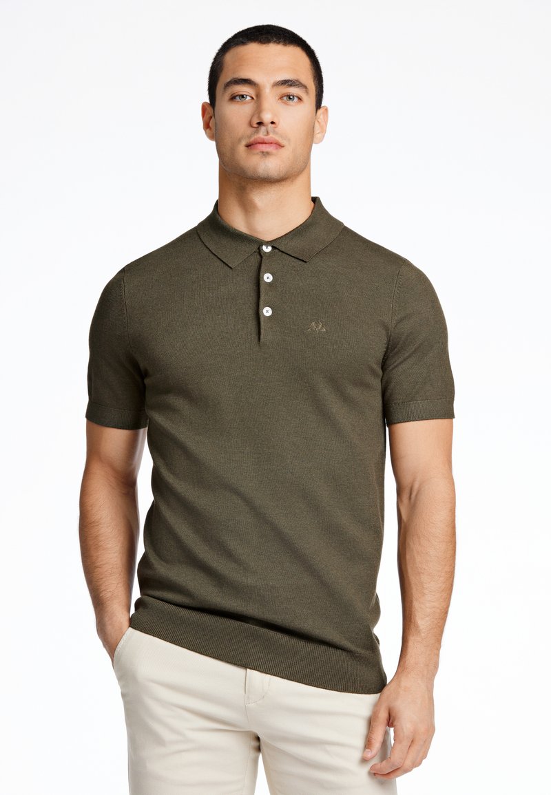 Olivgrön kortärmad polo-shirt av texturerad stickad tyg med krage, tre knappar fram och en liten logotyp på bröstet.
