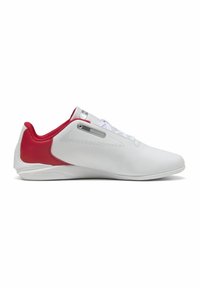 Scarpe da ginnastica bianche con un design elegante, dettagli rossi sul tallone e sulla linguetta, pannelli laterali texturizzati e accenti in argento.