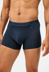Boxer shorts bleu marine en coton doux, dotés d'une large ceinture ornée du mot "OLYMP" et d'une coupe ajustée au design classique.