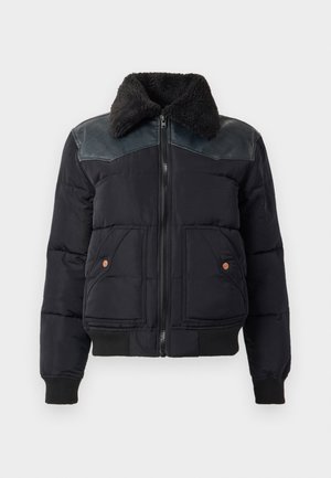 Giacca imbottita nera con collo in pelliccia sintetica. Presenta dettagli in pelle sulle spalle, polsini a coste e due tasche frontali con bottoni in rame.