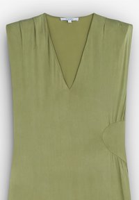 Abito verde oliva con scollatura a V, tessuto morbido, spalle plissettate e un dettaglio a taglio laterale curvo per una maggiore sofisticazione.
