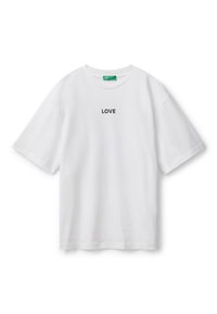 Camiseta de algodón blanca con mangas cortas, cuello redondo y un texto impreso en negro "LOVE" centrado en el pecho. Textura suave.